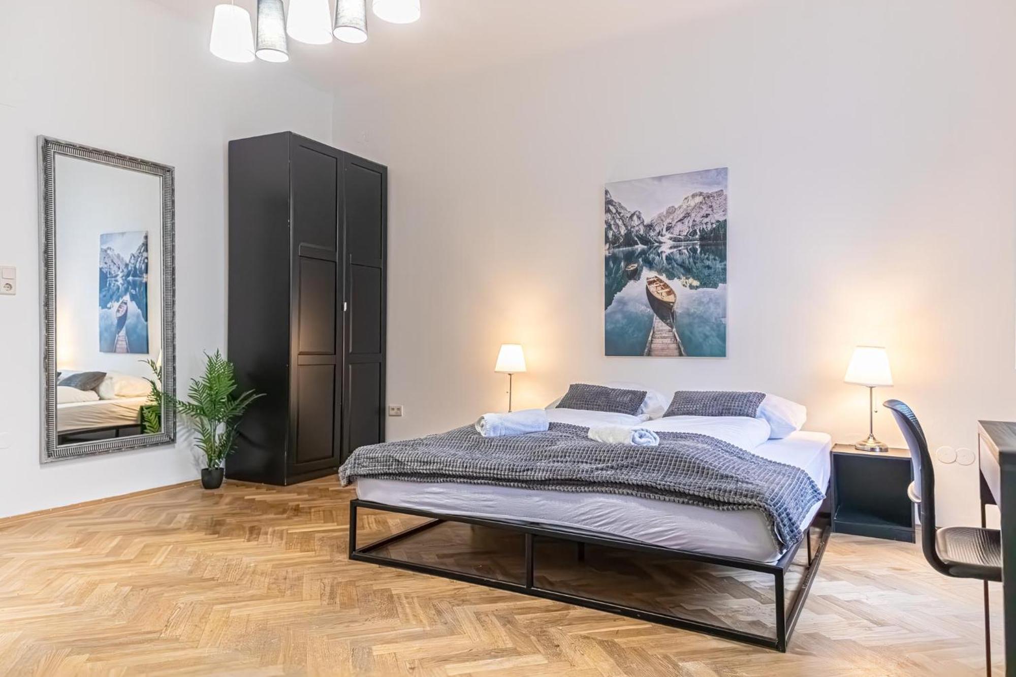 Spacious 2br -near Wiener Stadthalle Burggassewiener Well Located Apartamento Viena