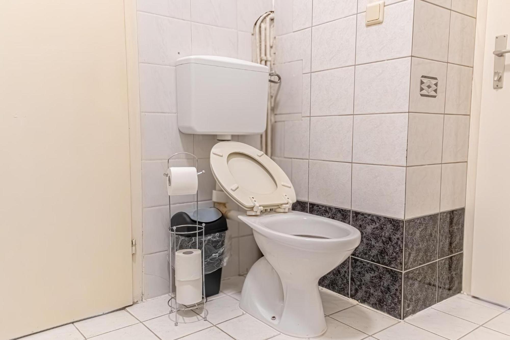 Spacious 2br -near Wiener Stadthalle Burggassewiener Well Located Apartment Wien